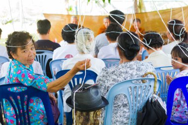 Chiang Rai, Tayland - 1 Eylül: kutsal iplik kafası Tay geleneksel törenlere üzerinde 1 Eylül 2016 üzerinde Chiang rai, Tayland alan kimliği belirsiz insanlar.