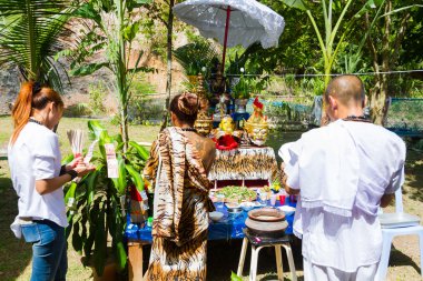 Chiang Rai, Tayland - 1 Eylül: geleneksel beyaz bez sunak tablo önünde 1 Eylül 2016 üzerinde Chiang rai, Tayland ritualising kimliği belirsiz adam.