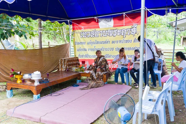 Chiang Rai, Tayland - 1 Eylül: tanımlanamayan Tay insanlar Tay geleneksel ritüeller 1 Eylül 2016 üzerinde Chiang rai, Tayland katılmak. — Stok fotoğraf