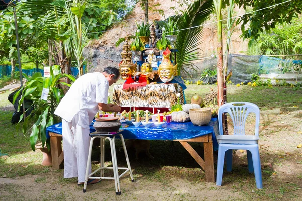 CHIANG RAI, THAÏLANDE - 1er SEPTEMBRE : homme non identifié en tissu blanc traditionnel ritualisant devant une table d'autel, le 1er septembre 2016 dans la région de Chiang, Thaïlande . — Photo
