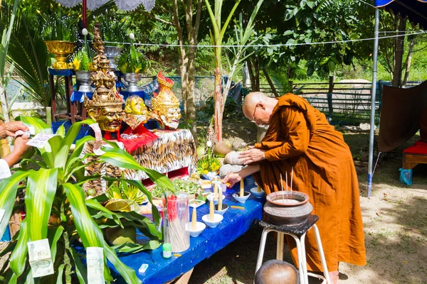 Chiang Rai, Tajlandia - 1 września: niezidentyfikowany tajski mnich ritualising przed ołtarzem tabel w antyczny styl tradycyjny tajski 1 września 2016 w Chiang rai, Thailand. — Zdjęcie stockowe