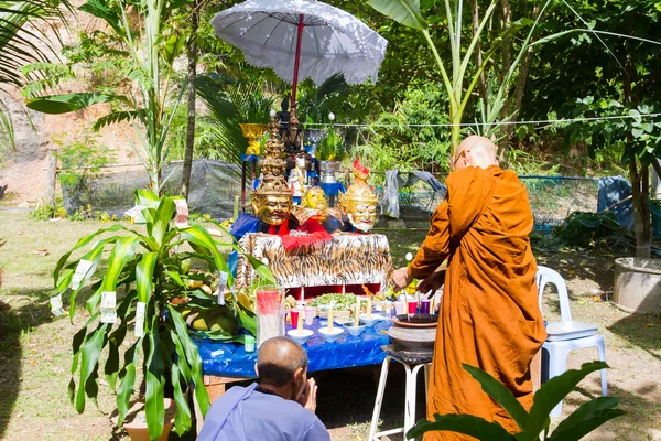 CHIANG RAI, THAILAND - SEPTEMBER 1 : unidentified thai monk ritualising in front of altar tables in ancient Thai traditional style on September 1, 2016 in Chiang rai, Thailand. — Stock Photo, Image