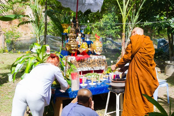 CHIANG RAI, THAILAND - SEPTEMBER 1 : unidentified thai monk ritualising in front of altar tables in ancient Thai traditional style on September 1, 2016 in Chiang rai, Thailand. — Stock Photo, Image