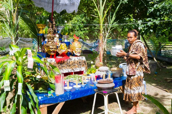 Chiang Rai, Tayland - 1 Eylül: tanımlanamayan münzevi kaplan-deri kumaş ve sunak tablo önünde 1 Eylül 2016 üzerinde Chiang rai, Tayland ritualising bir kadın. — Stok fotoğraf