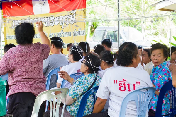 CHIANG RAI, TAILANDIA - 1 DE SEPTIEMBRE: personas no identificadas tomando el hilo sagrado en su cabeza en ritos tradicionales tailandeses el 1 de septiembre de 2016 en Chiang rai, Tailandia . — Foto de Stock