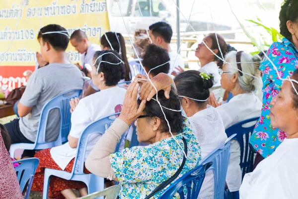 CHIANG RAI, THAILAND - SETEMBRO 1: pessoas não identificadas tomando fio sagrado na cabeça em ritos tradicionais tailandeses em 01 de setembro de 2016 em Chiang rai, Tailândia . — Fotografia de Stock