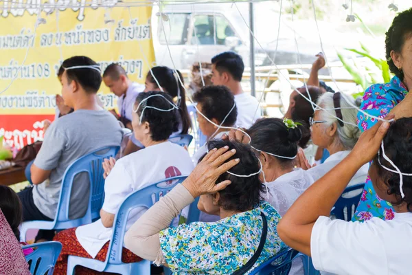 Chiang Rai, Tayland - 1 Eylül: kutsal iplik kafası Tay geleneksel törenlere üzerinde 1 Eylül 2016 üzerinde Chiang rai, Tayland alan kimliği belirsiz insanlar. — Stok fotoğraf