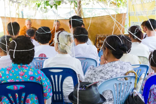 Chiang Rai, Tayland - 1 Eylül: kutsal iplik kafası Tay geleneksel törenlere üzerinde 1 Eylül 2016 üzerinde Chiang rai, Tayland alan kimliği belirsiz insanlar. — Stok fotoğraf