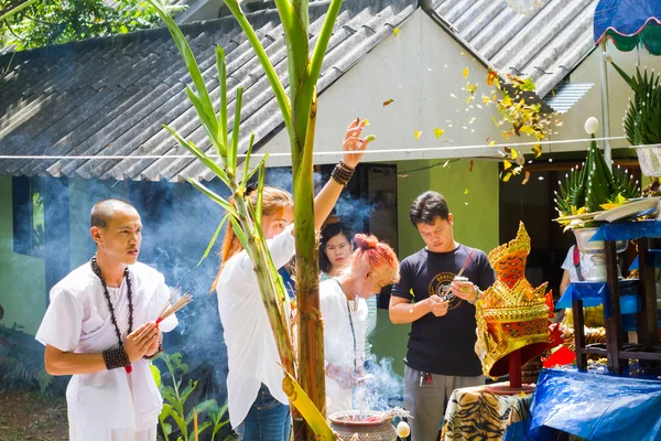 CHIANG RAI, TAILANDIA - 1 DE SEPTIEMBRE: personas tailandesas no identificadas participan en rituales tradicionales tailandeses el 1 de septiembre de 2016 en Chiang rai, Tailandia . — Foto de Stock