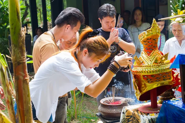 Chiang Rai, Tayland - 1 Eylül: tanımlanamayan Tay insanlar Tay geleneksel ritüeller 1 Eylül 2016 üzerinde Chiang rai, Tayland katılmak. — Stok fotoğraf