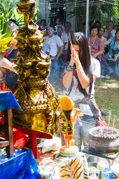 CHIANG RAI, TAILANDIA - 1 DE SEPTIEMBRE: personas tailandesas no identificadas participan en rituales tradicionales tailandeses el 1 de septiembre de 2016 en Chiang rai, Tailandia . — Foto de Stock