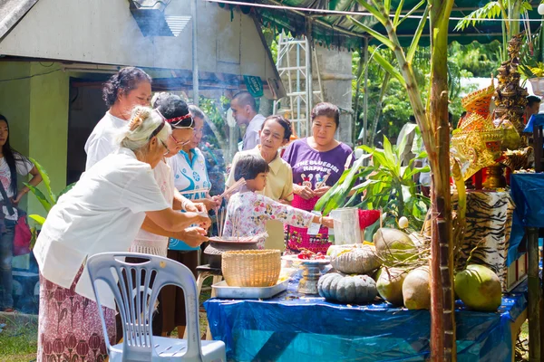 ЧАЙАНГ-РАЙ, ТАЙЛАНД - 1 СЕНТЯБРЯ: неизвестные тайцы принимают участие в тайских традиционных ритуалах 1 сентября 2016 года в Чианграе, Таиланд . — стоковое фото