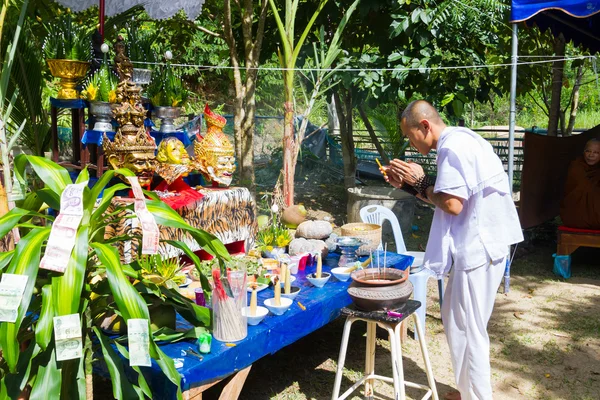 チェンライ、タイ - 9 月 1 日: 伝統的な白い布が 2016 年 9 月 1 日にチェンライ、タイの ritualising 祭壇のテーブルの前に正体不明の男. — ストック写真
