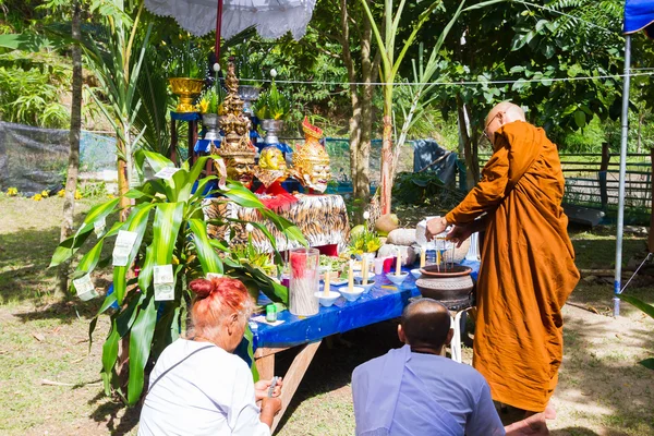 CHIANG RAI, TAILANDIA - 1 DE SEPTIEMBRE: monje tailandés no identificado ritualizando frente a las mesas del altar en el antiguo estilo tradicional tailandés el 1 de septiembre de 2016 en Chiang rai, Tailandia . — Foto de Stock