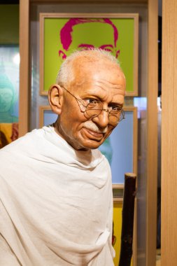 Bangkok, Tayland - 19 Aralık: Bangkok, Tayland için 19 Aralık 2015 tarihinde Madame Tussauds gelen ünlü Mahatma Ghandi balmumu rakam.