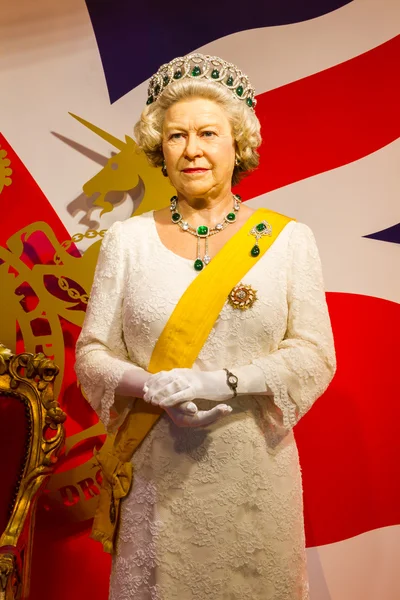 BANGKOK, THAILAND - DECEMBER 19: Wax figure of the famous Queen Elizabeth from Madame Tussauds on December 19, 2015 in Bangkok, Thailand — Stock Photo, Image