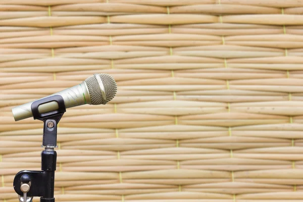 Vue latérale du microphone sur la texture floue du tapis de tissage de style thaïlandais, fond — Photo