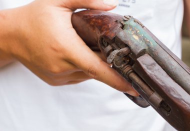 Yatay closeup el eski silah, silah üzerinde seçici odak tutarak fotoğrafı.