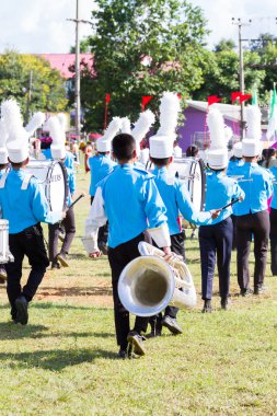 Chiang Rai, Tayland - 19 Eylül : 19 Eylül 2016 tarihinde Chiang rai, Tayland'da spor günü için geçit töreninde pirinç enstrümanlar çalan kimliği belirsiz öğrenciler.