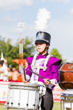 Chiang Rai, Tayland - 19 Eylül : 19 Eylül 2016 tarihinde Chiang rai, Tayland'da spor günü için geçit töreninde perküsyon enstrümanları çalan kimliği belirsiz öğrenci
