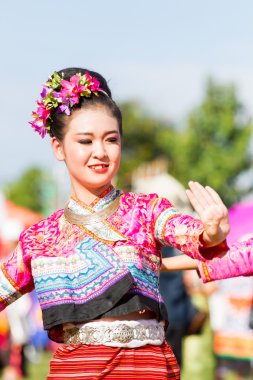 Chiang Rai, Tayland - 19 Eylül : 19 Eylül 2016 tarihinde Chiang rai, Tayland'da spor günü için geçit töreninde dans eden tanımlanamayan güzel genç Taylandlı öğrenci