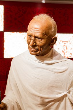 Bangkok, Tayland - 19 Aralık: Bangkok, Tayland için 19 Aralık 2015 tarihinde Madame Tussauds gelen ünlü Mahatma Ghandi balmumu rakam.