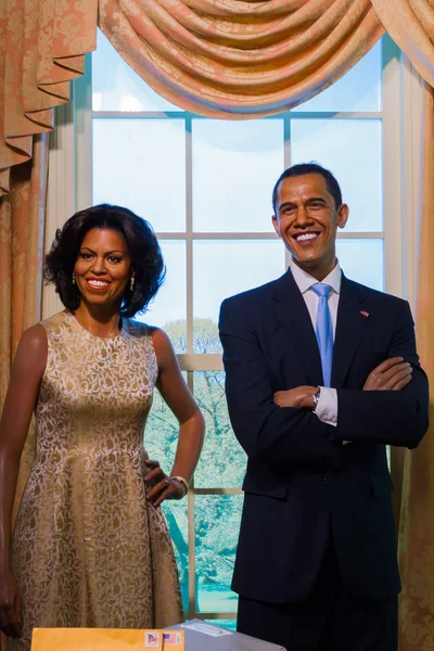 BANGKOK, THAILAND - 19 DE DEZEMBRO: Uma cera de Barack e Michelle Obama em exposição na Madame Tussauds em 19 de dezembro de 2015 em Bangkok, Tailândia — Fotografia de Stock