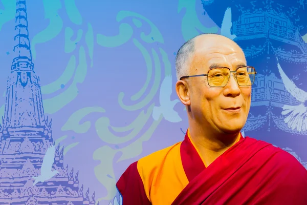 BANGKOK, THAILAND - 19 DE DEZEMBRO: Figura de cera do famoso Dalai Lama de Madame Tussauds em 19 de dezembro de 2015 em Bangkok, Tailândia . — Fotografia de Stock