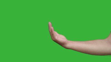 Yakın plan el hareketleriyle işaret ediyor.