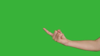 Yakın plan el, yeşil ekranda işaret veriyor. 