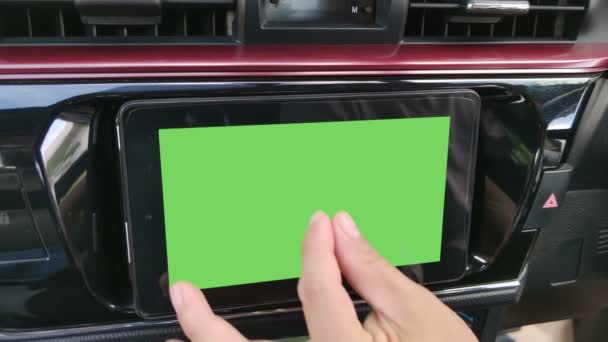 Imagens Fechar Mãos Usar Tablet Carro Com Tela Verde Chroma — Vídeo de Stock