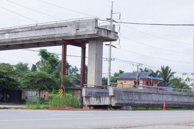 Deprem nedeniyle, Chiang Rai düşme yaya köprüsü