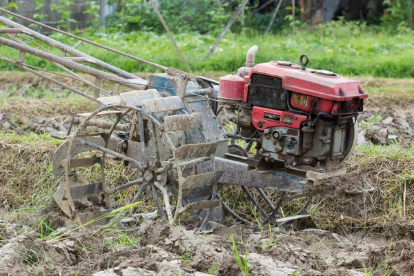 Carro de empuje de motor viejo para arar el campo de arroz —  Fotos de Stock