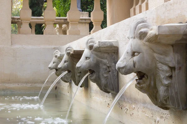 Water flow from statue head of lion in public park in Thailand — Stock Photo, Image