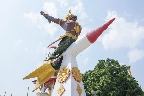 Dios del pájaro en cohete, estatua en templo de Tailandia — Foto de Stock