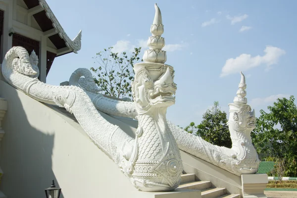Gran estatua de serpiente blanca y barandilla de un templo en Tailandia — Foto de Stock