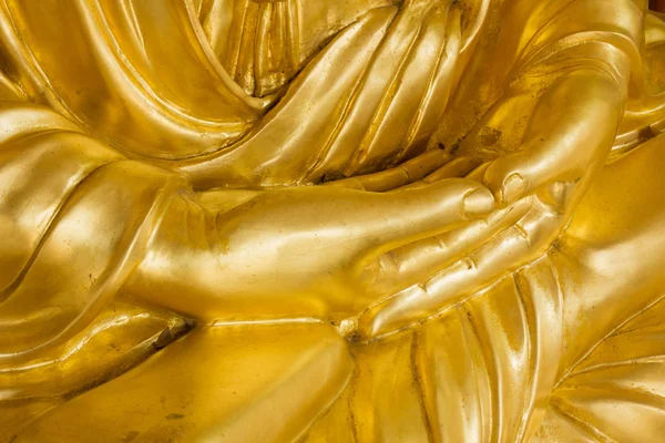 Hand in Hand mit buddhistischer Statue aus Gold — Stockfoto