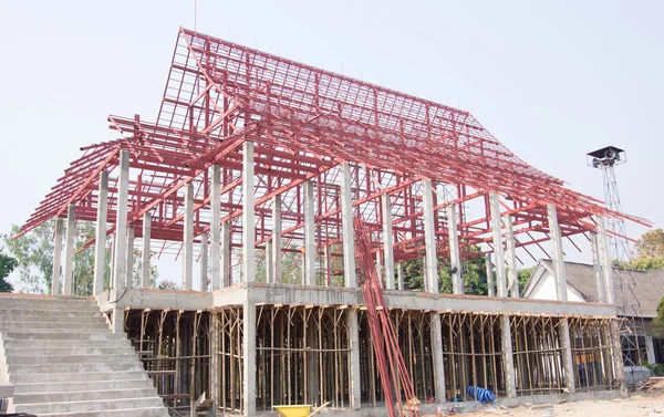 Bouwplaats met Thaise tempel en staaldelen — Stockfoto