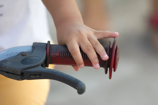 Hand's little girl and bicycle handlebar — Stock Photo, Image