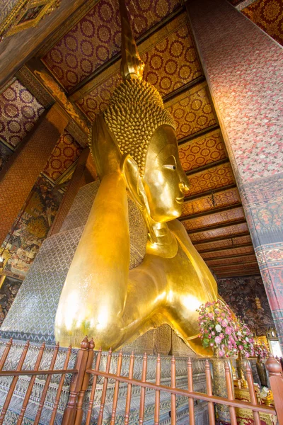 The Big golden Reclining Buddha within Wat Pho is the important — Stock Photo, Image