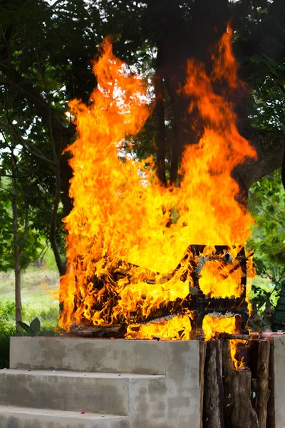 Feuerbestattung auf Friedhof in Thailand — Stockfoto