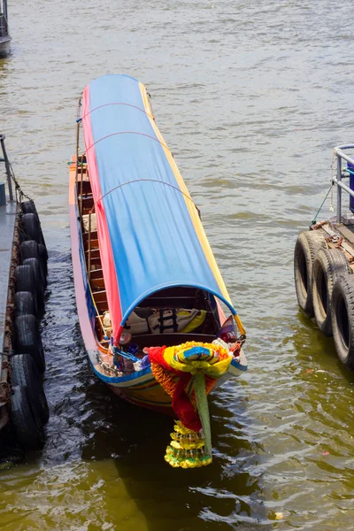 Barco de pasajeros en el puerto, el río Chao phraya, Tailandia — Foto de Stock