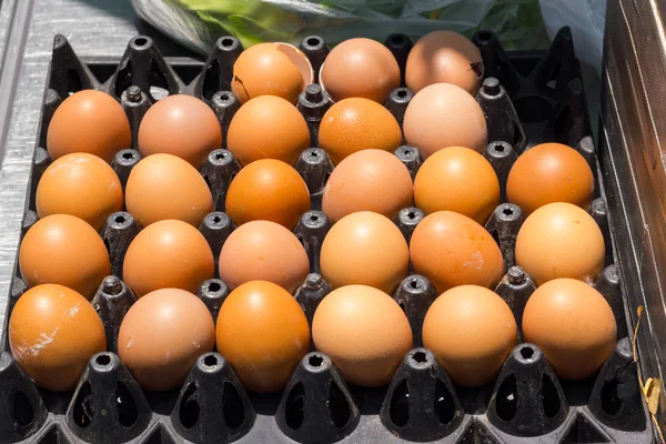 Vuile biologische eieren stapel in markt — Stockfoto