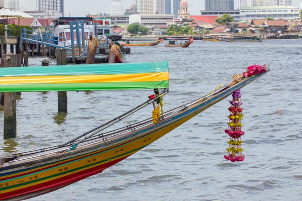 Jefe del buque de pasaje en el puerto, río Chao phraya, Tailandia — Foto de Stock
