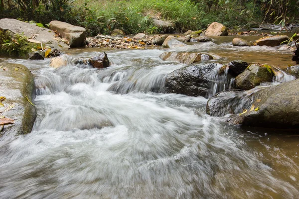 Mooie kleine waterval op mountain brook — Stockfoto