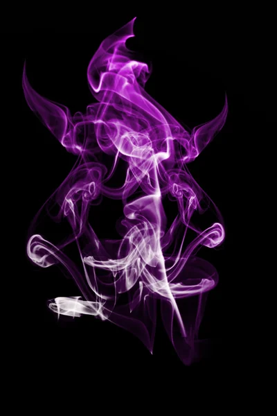 黒の背景に紫の煙 — ストック写真