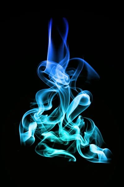 Blauer Rauch auf schwarzem Hintergrund — Stockfoto