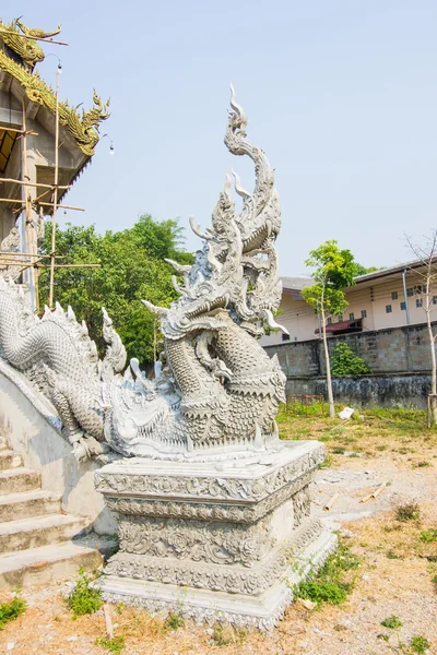 Statua di naga incompiuta accanto alle scale nel tempio tailandese — Foto Stock