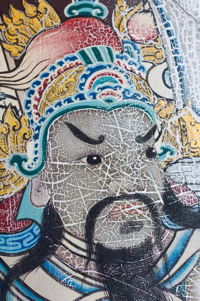 Gesicht des alten asiatischen Kriegers auf einer Tür in wat pho is t — Stockfoto
