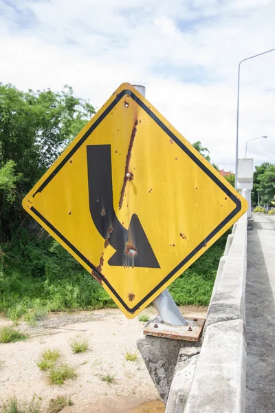 破碎和旧的路标在泰国桥上 — 图库照片
